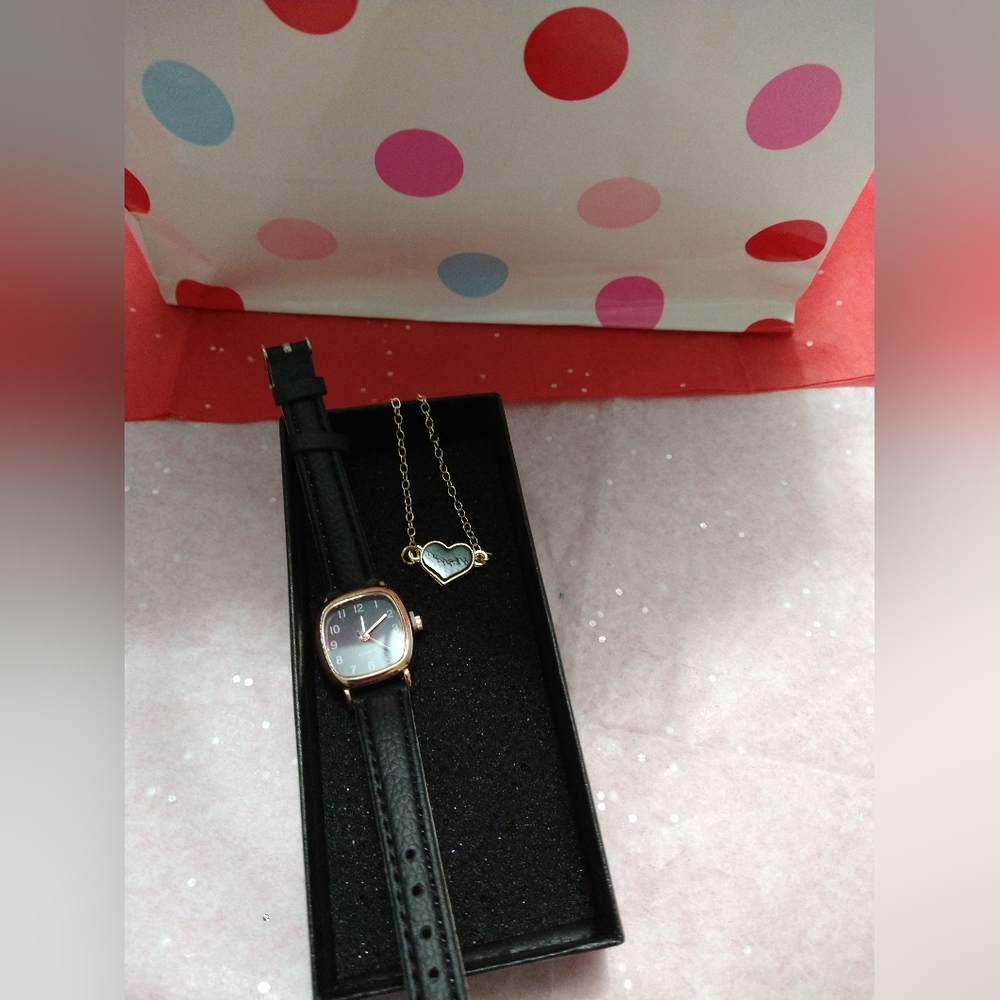 #19 Women's Quartz Watch & Heart Bracelet Gift Set - Picture 3 of 11